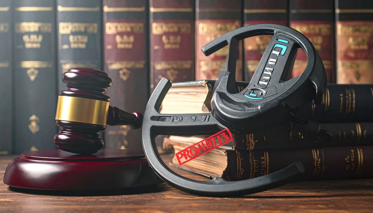 مجازات زندان برای طلایاب غیر قانونی؛ راهنمای کامل قوانین فلزیاب و نحوه دریافت مجوز