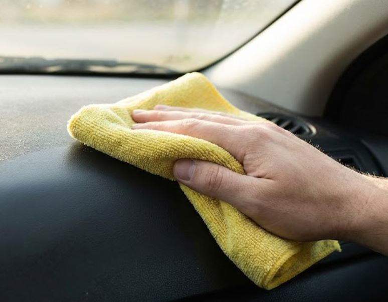 آموزش مراحل تمیز کردن داشبورد خودرو بدون لک