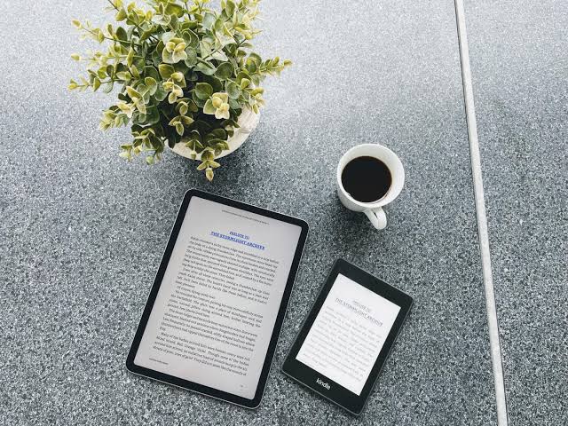 مقایسه تجربه کاربری مطالعه کتاب علمی در کیندل و آیپد
